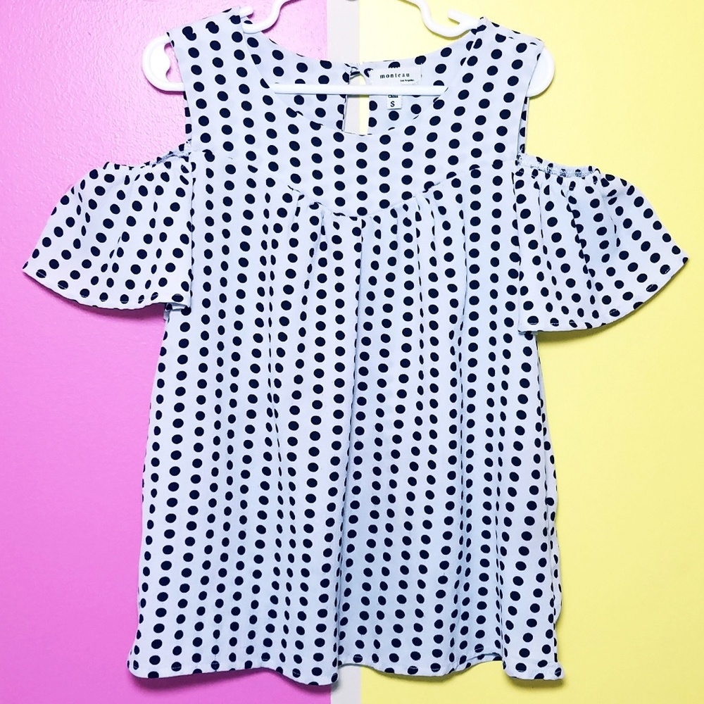 Cute off the shoulder polka dotted top.